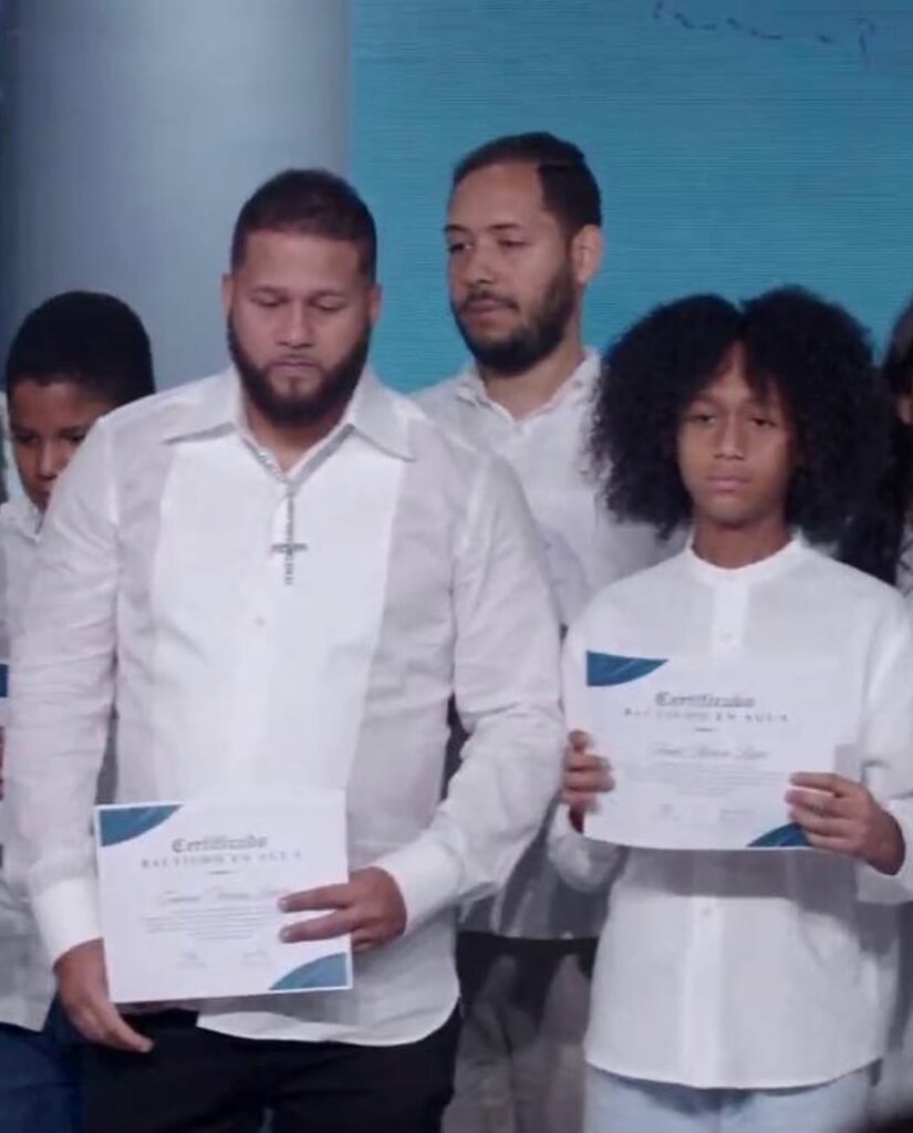 “El Alfa” le entrega su vida a Cristo y se bautiza junto a toda su familia