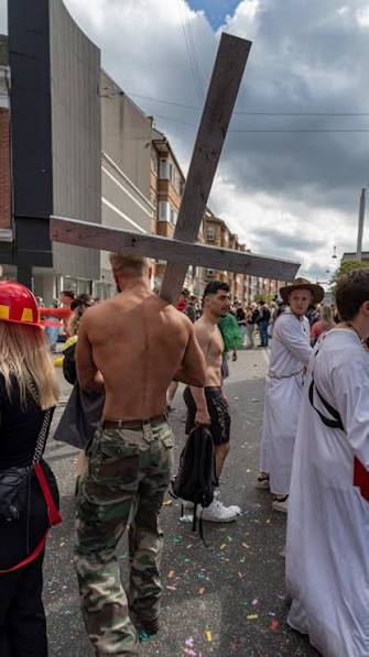 “Prefiero ser odiado por defender la verdad a ser aceptado y quedarme callado”, dice el joven que protegió la cruz de Jesús en actividad pro LGBT