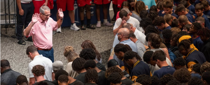 120 jóvenes atletas responden al llamado de Cristo en evento de iglesia en Georgia