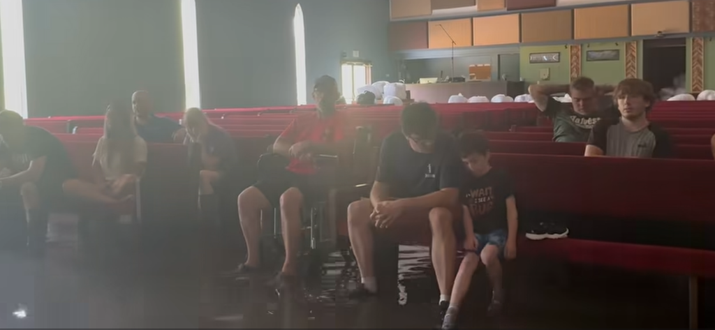 Durante la tormenta, una congregación decide alabar a Dios en medio de su iglesia completamente inundada