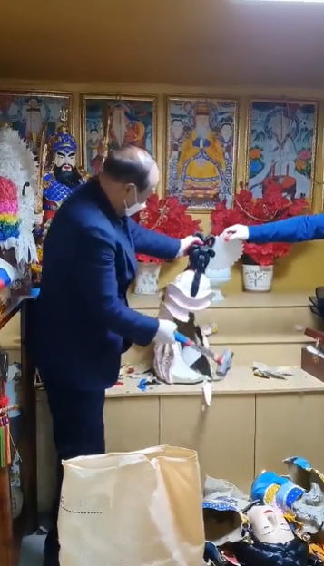 Chamán coreano destruye ídolos de yeso tras conocer a Jesucristo y convertirse al cristianismo