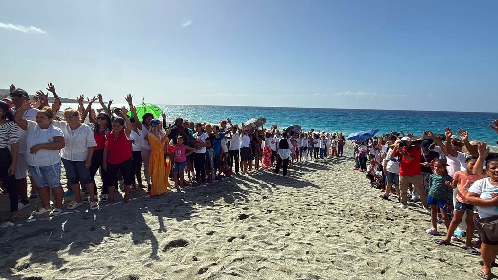 En medio de la represión, cientos en Cuba entregan sus vidas a Cristo y se bautizan en el mar