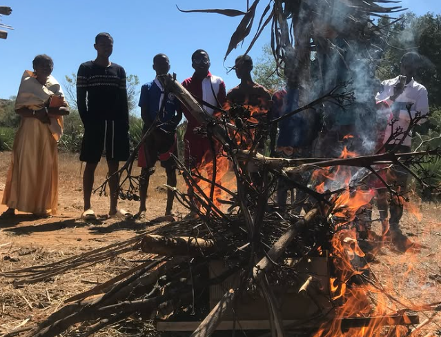 120 personas aceptan a Jesús y queman objetos de hechicería en Madagascar