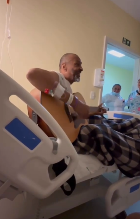Hombre con cáncer avanzado conmueve al alabar a Dios desde su cama de hospital: “A Él sea la gloria”