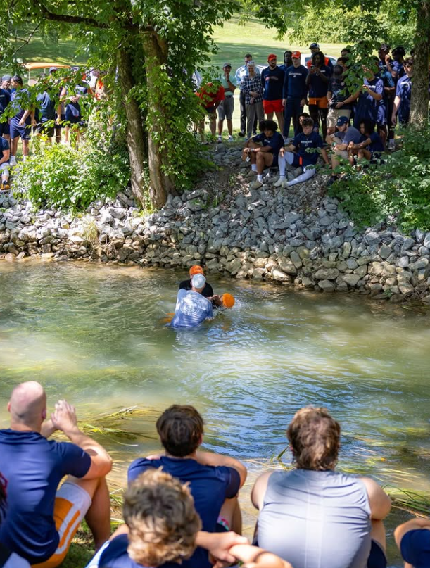 18 jugadores de fútbol americano se bautizan públicamente y ponen a Jesús por encima de cualquier victoria