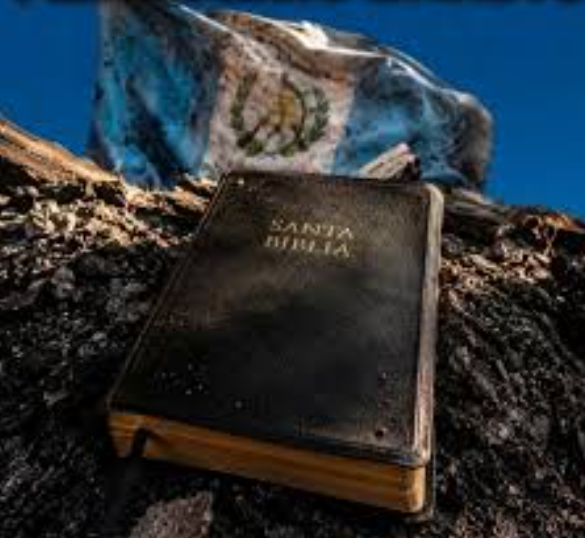 Fuego destruye una tienda en Brasil, pero una Biblia queda intacta entre las cenizas