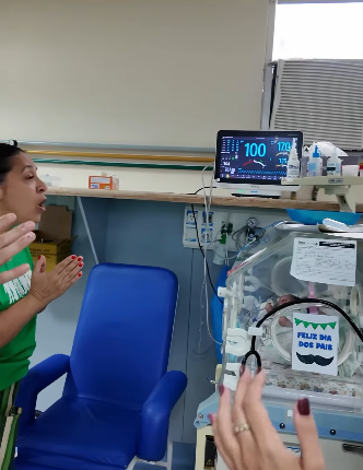 Coro lleva himnos de alabanza y adoración a bebés recién nacidos en cuidados intensivos