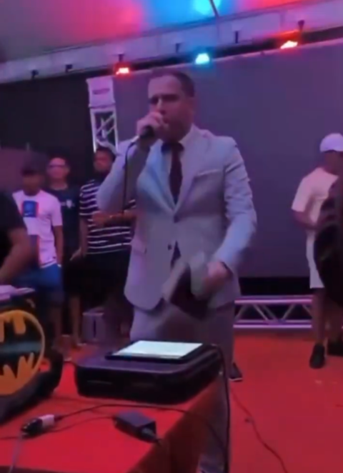 Pastor irrumpe con el Evangelio en plena fiesta y todo termina con alabanzas y oración: “Vinimos porque Jesús te ama”
